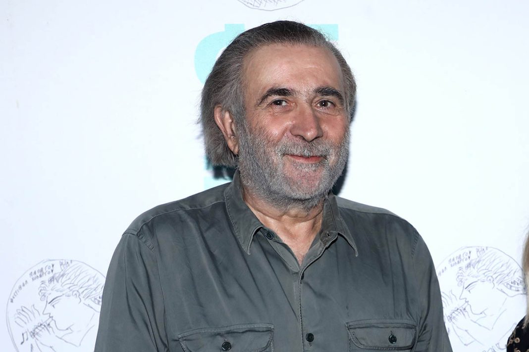 Λάκης Λαζόπουλος: Σε παραλία της Πάρου ετοιμάζει την επιστροφή του έπειτα από χρόνια στο θέατρο «Βέμπο»