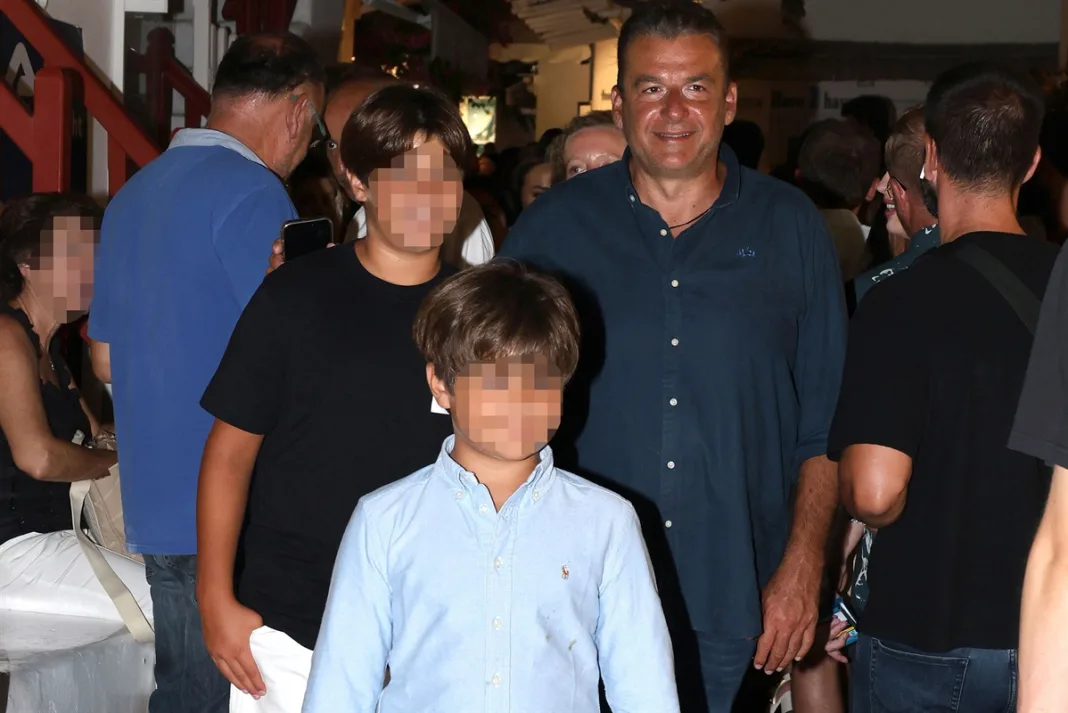 Τα νυχτοπερπατήματα του Γιώργου Λιάγκα στα σοκάκια της Μυκόνου με τους γιους του