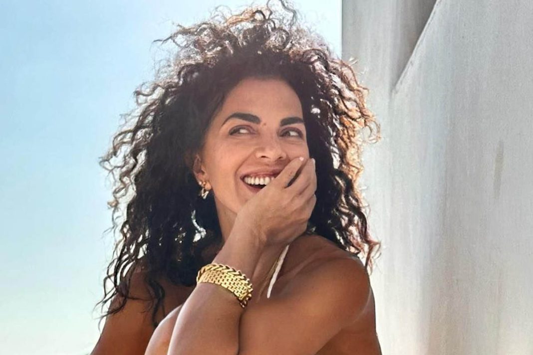 Με νέο καλοκαιρινό look η Μαρία Σολωμού