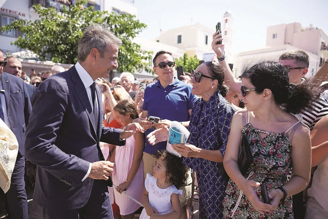 «Ροκ σταρ» στην Τήνο ο Κυριάκος Μητσοτάκης