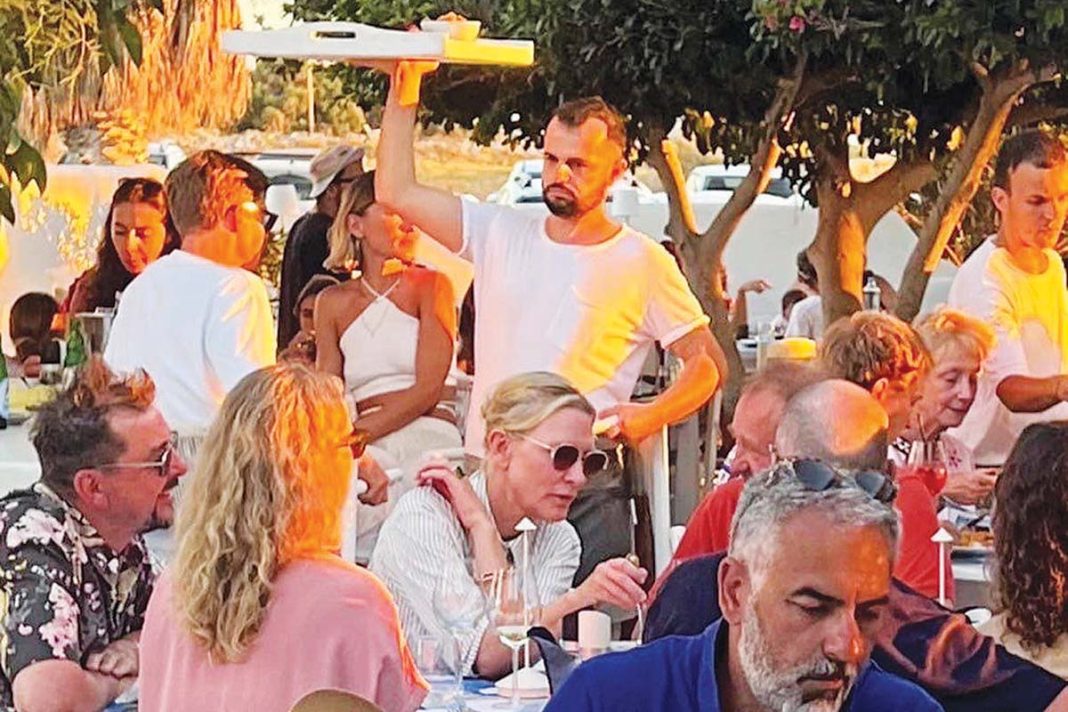 Ελληνικό καλοκαίρι με σταρ του Χόλιγουντ, σκαφάτες τηλεστάρ και καυτά ζευγάρια στη Μύκονο