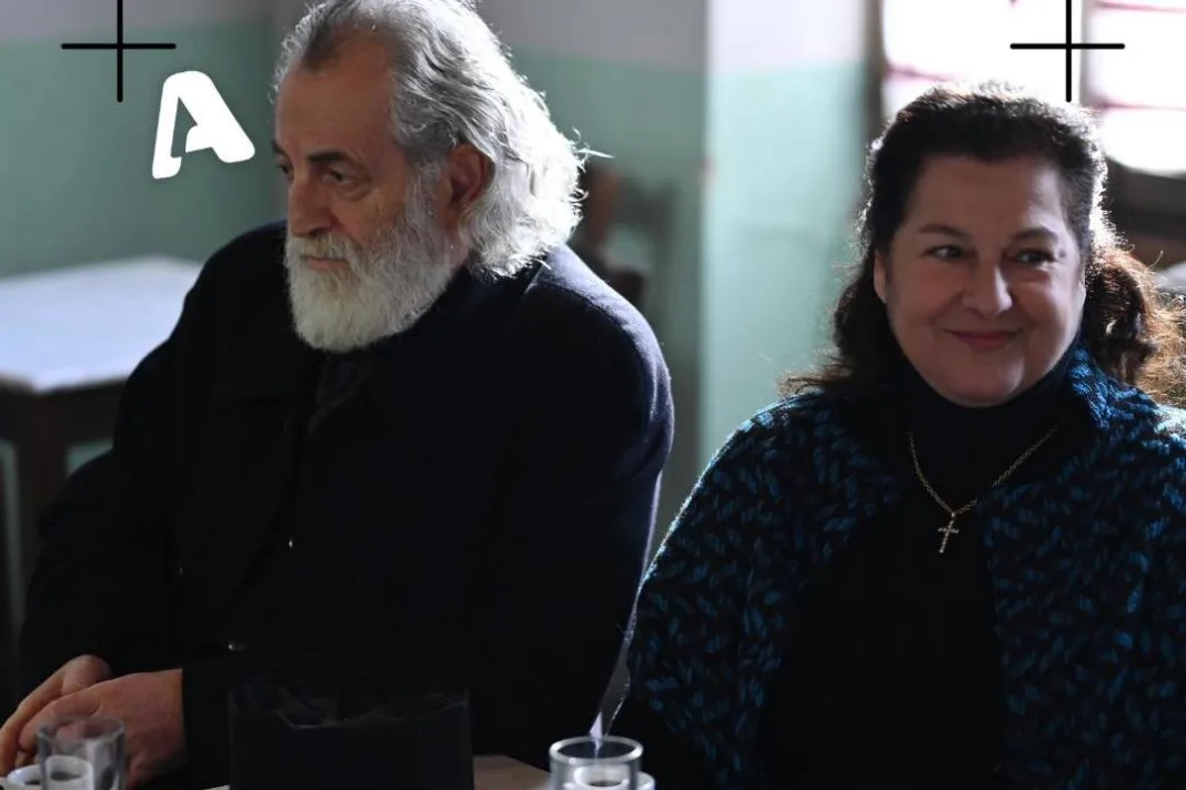 Στέλλα Γκίκα: Η παπαδιά του «Σασμού» ποζάρει στην παραλία μετά τις βουτιές της