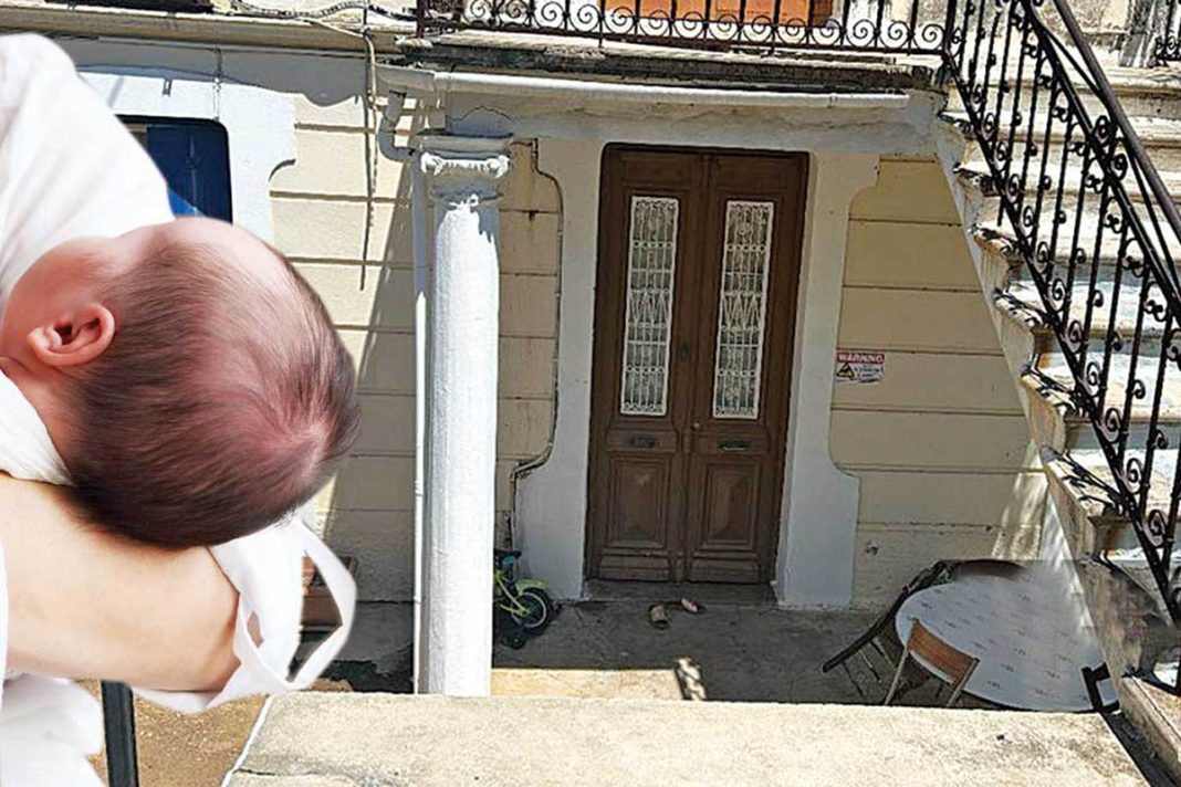 Χειροπέδες με το μωρό στην αγκαλιά: Και έγκυος ανάμεσα στους συλληφθέντες για το «εργοστάσιο» παραγωγής παιδιών στα Χανιά