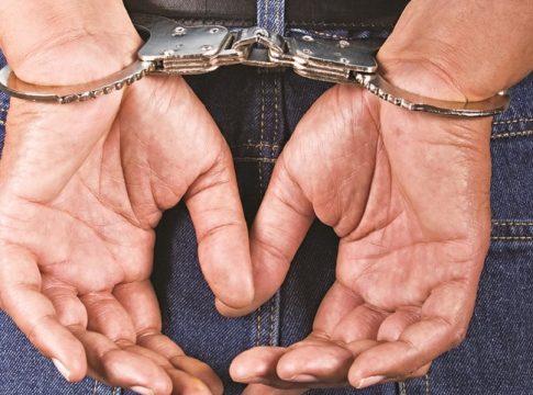 Άγριος καβγάς στη Φαρκαδόνα: 75χρονος χτύπησε με τσάπα 79χρονο για κτηματικές διαφορές