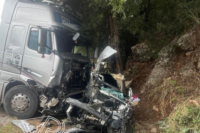 Θανατηφόρο τροχαίο στην Πρέβεζα - Σφοδρή σύγκρουση νταλίκας με ΙΧ