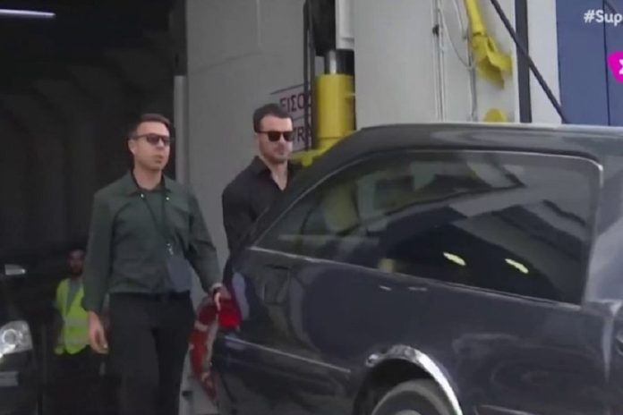 Ο Γιώργος Αγγελόπουλος συντετριμμένος έφτασε στη Σκιάθο συνοδεύοντας τη σορό της μητέρας του