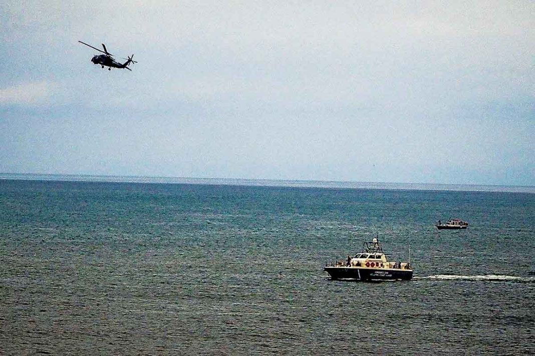 Αγωνία για τον πιλότο που αγνοείται έπειτα από πτώση ελικοπτέρου στην παραλία του Αχλαδίου