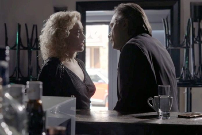 Η «Ξένια» του «Σασμού» ποζάρει με μπικίνι αγκαλιά με τον αδελφό της