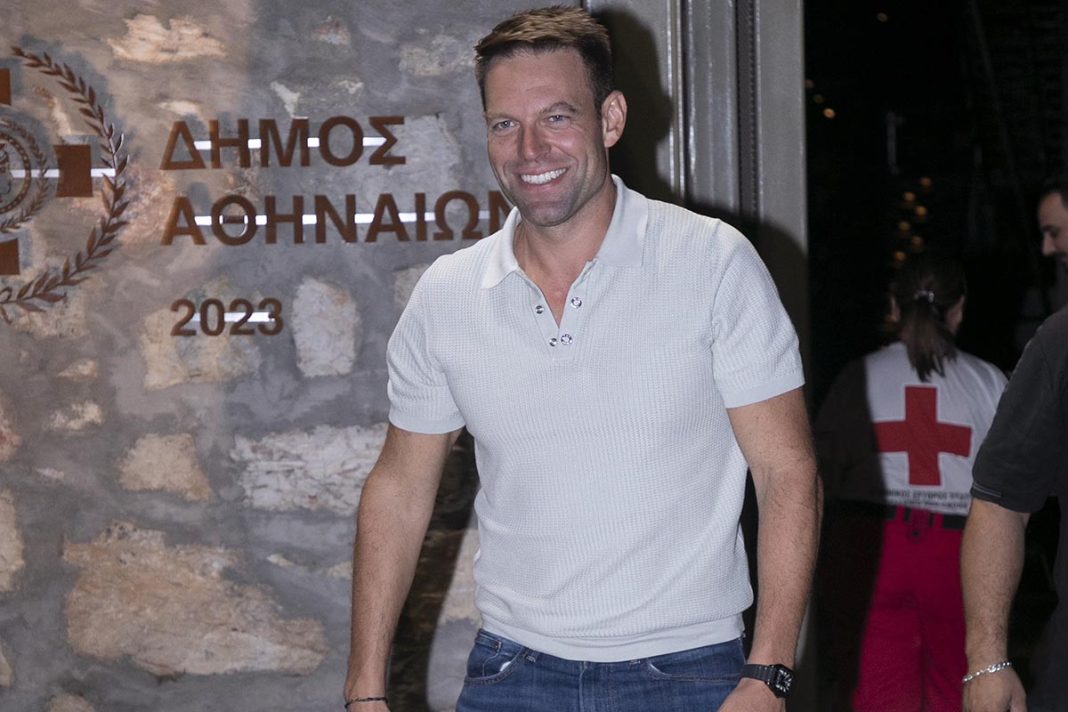 Μοδάτος Στέφανος Κασσελάκης με μια μπίρα στο χέρι