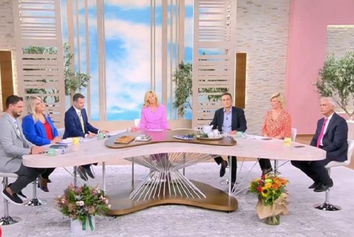 Ζήνα Κουτσελίνη: Πρεμιέρα στα ροζ σε ανανεωμένο πλατό