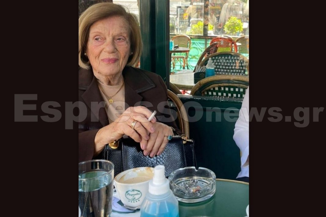Η κομψή κυρία που απολαμβάνει τον καφέ της στο Κολωνάκι είναι μαμά γνωστής ηθοποιού