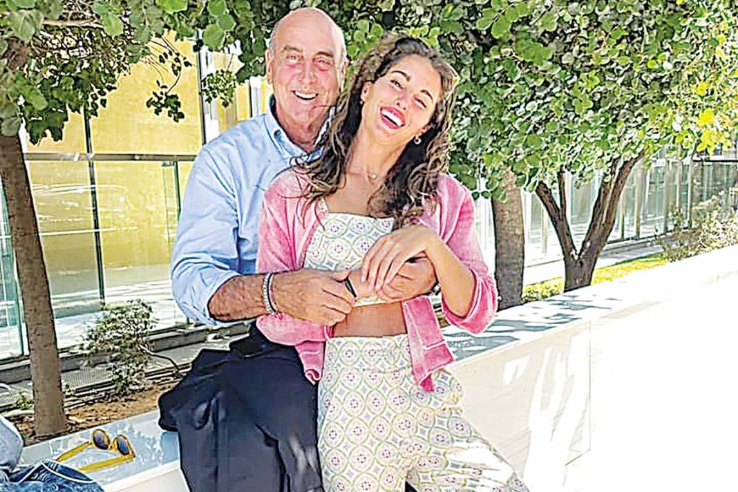Γιώργος Βουλγαράκης: Βόλτα στο κέντρο της Αθήνας παρέα με την κόρη του Χάρις