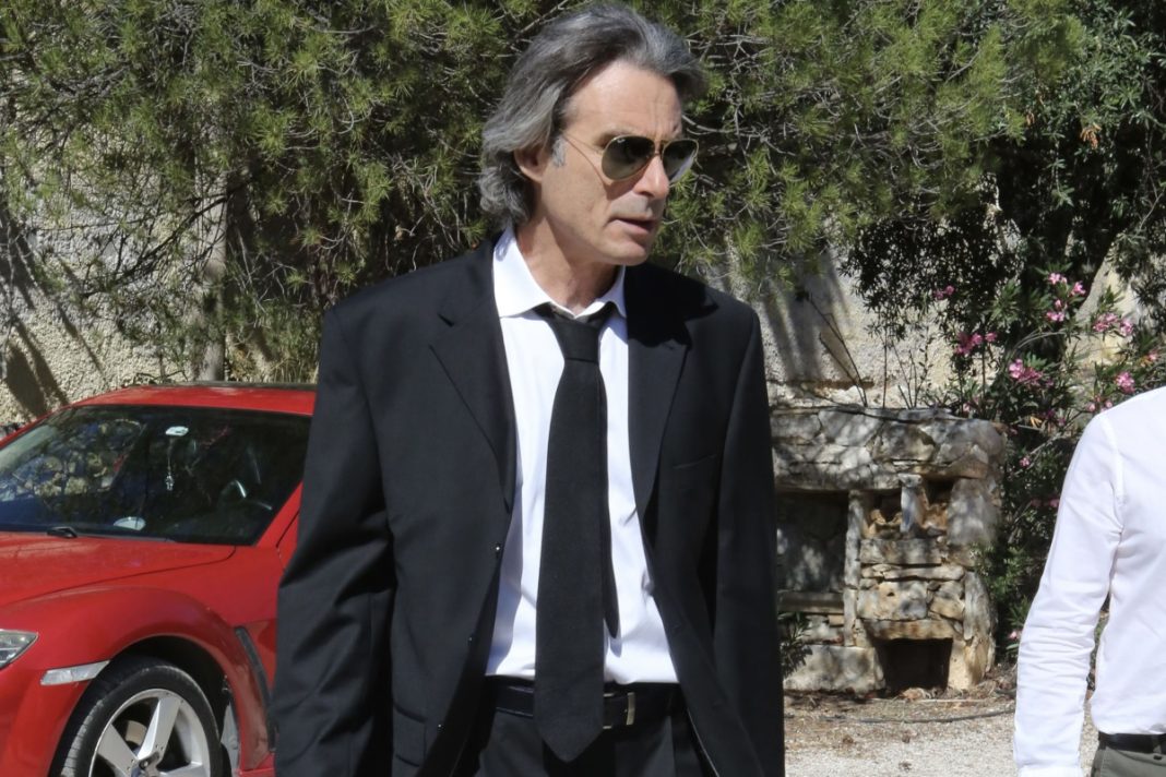 Συντετριμμένος ο Νίκος Σταγόπουλος στην κηδεία της Μαίρης Χρονοπούλου