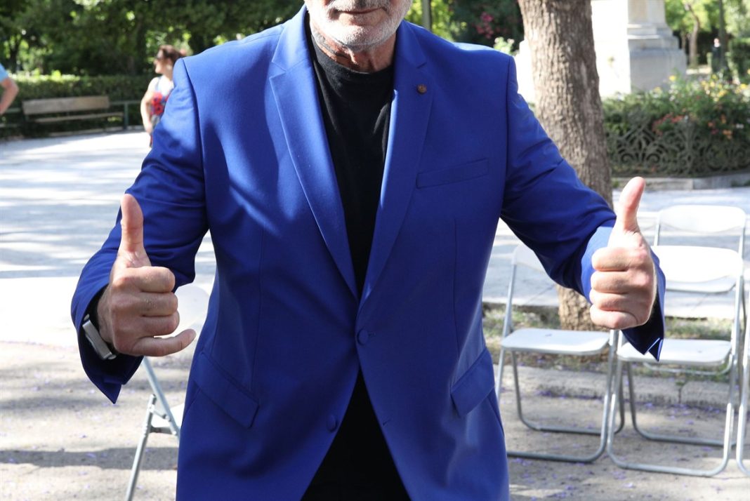 Γοητευτικός κύριος της ελληνικής σόουμπιζ παντρεύεται την κατά 26 χρόνια μικρότερη σύντροφό του