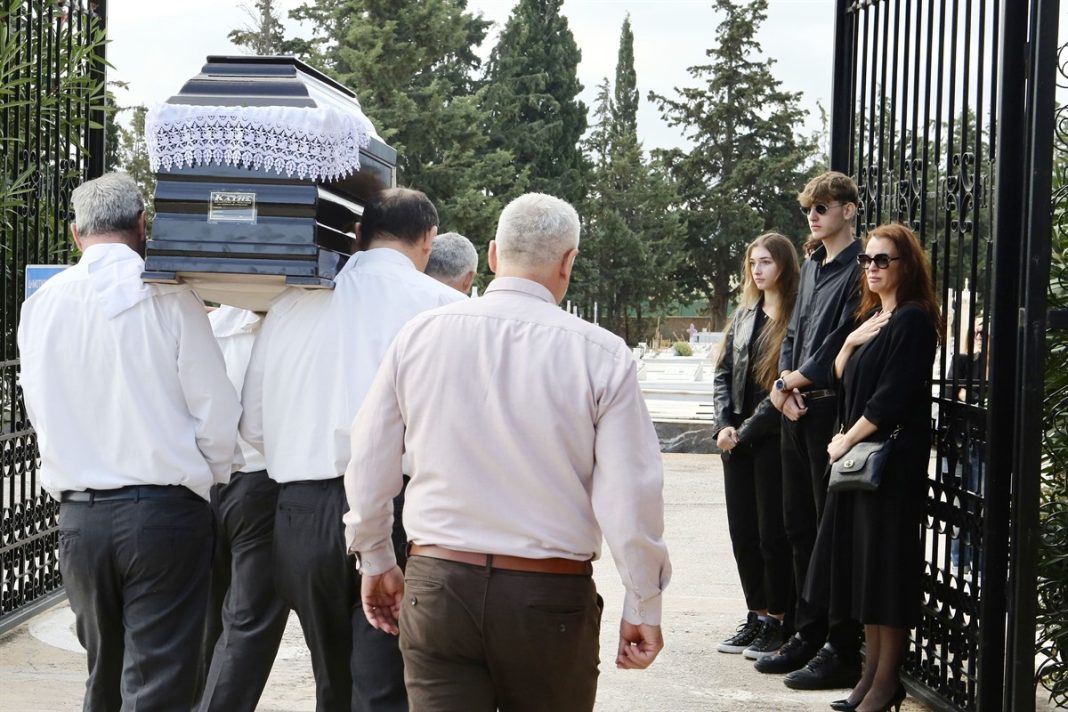 Το τελευταίο αντίο στον Αίαντα Μανθόπουλο – Τραγικές φιγούρες τα παιδιά του