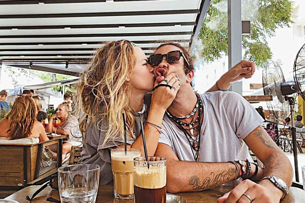 Χώρισε ο γιος της Μενεγάκη! Τίτλοι τέλους για Άγγελο Λάτσιο και Γαία Μερκούρη
