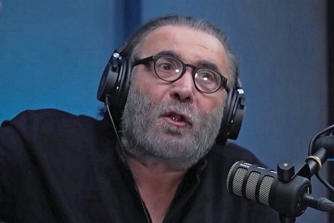 Σχόλιο Λαζόπουλου για ομόφυλα ζευγάρια: «Το βλέπω το τραγουδάκι: Τη μαμά τη λένε Μήτσο, τον μπαμπά τον λένε Κίτσο»
