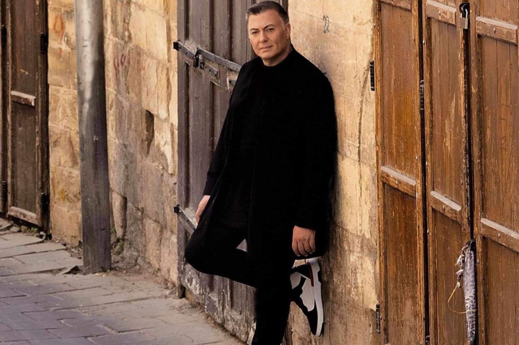 Ο Νίκος Μακρόπουλος «ξαναχτυπά» με νέο ζεϊμπέκικο