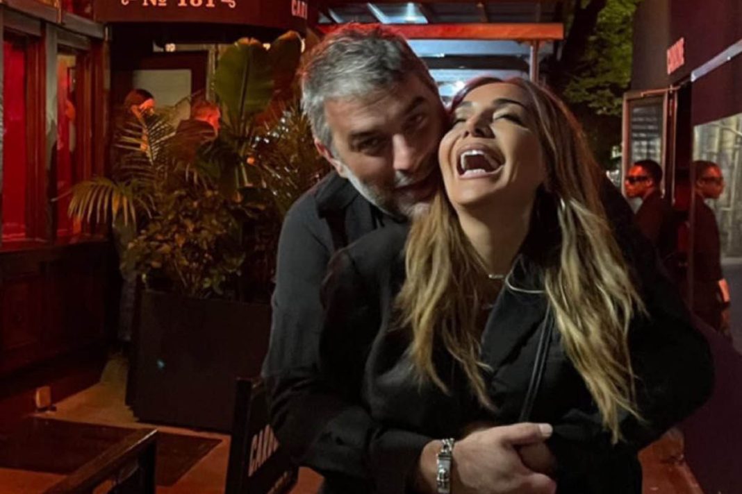 H Δέσποινα Βανδή και ο Βασίλης Μπισμπίκης ποζάρουν χαμογελαστοί στην Νέα Υόρκη