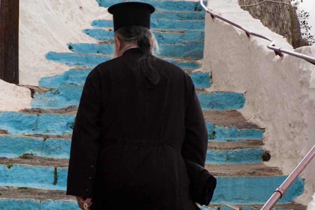 Ιερωμένος κρατούσε φυλακισμένο τον με κινητικά προβλήματα πεθερό του