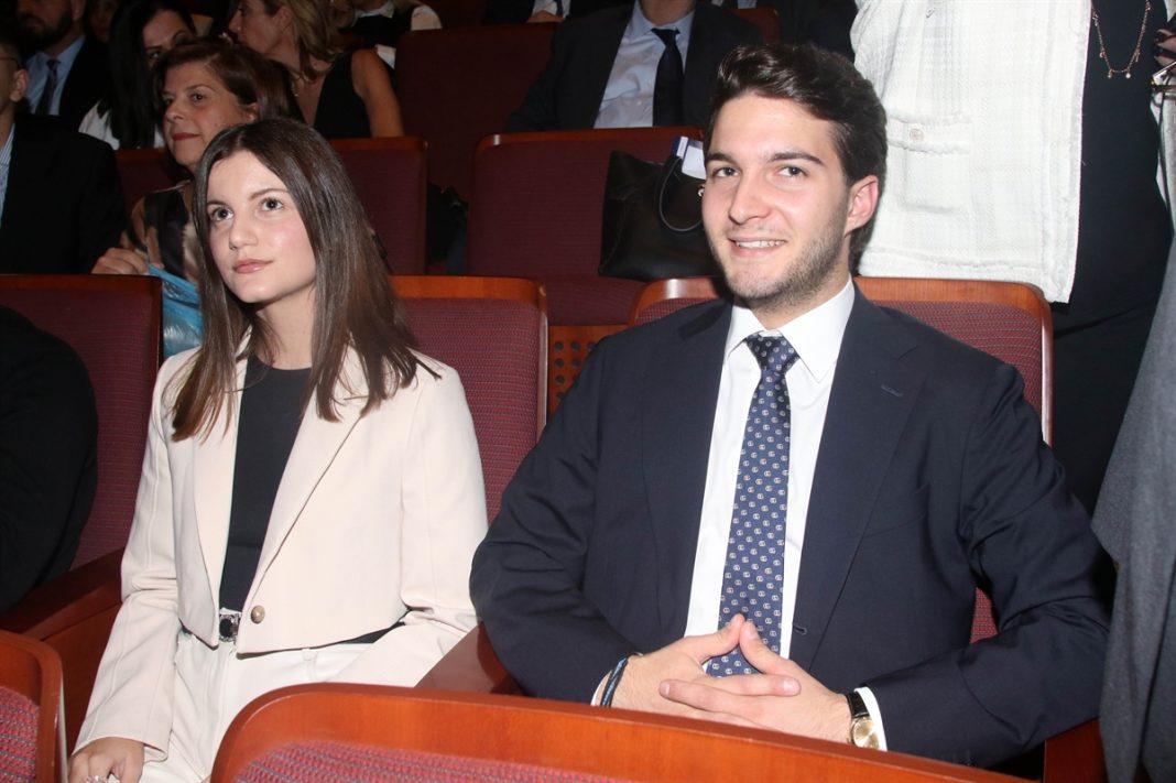 Αύριο η θεατρική πρεμιέρα του υιού Καραμανλή σε παράσταση που ανεβαίνει στο Κολλέγιο Αθηνών