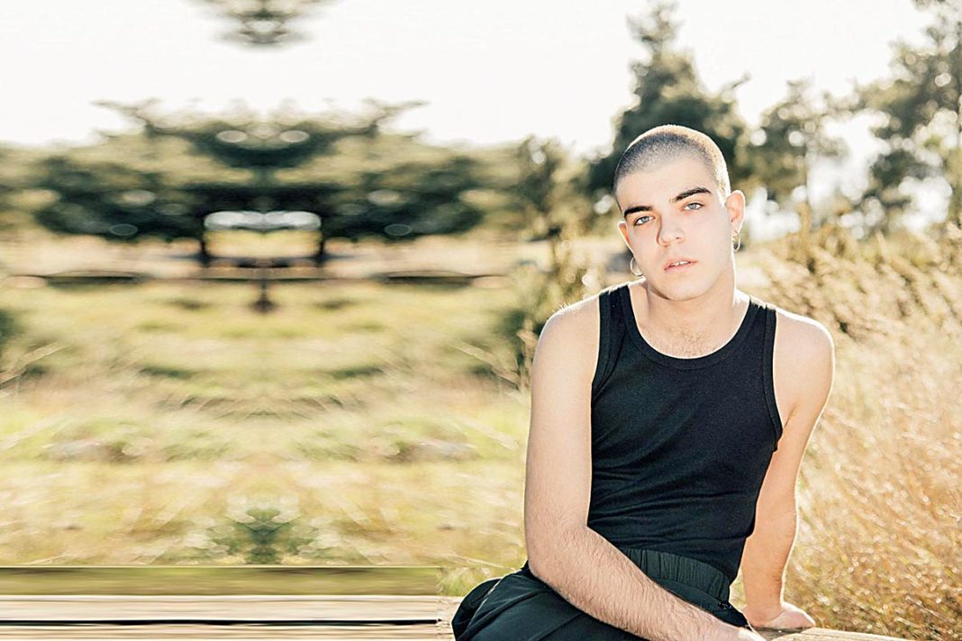 «Πέσιμο» στον fashion «υιό» του Mister LAK!