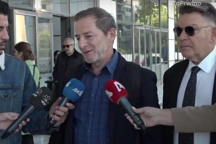 Συγκινημένος ο Δημήτρης Λιγνάδης έξω από το εφετείο: «Ξέρουν καλά πως δεν είμαι βιαστής»