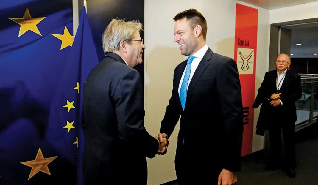 Ο Στέφανος Κασσελάκης με γραβάτα που βγάζει μάτι