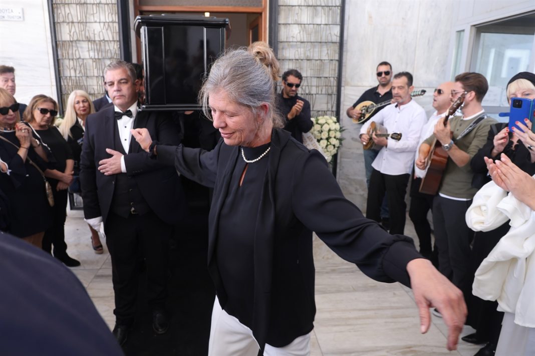 Το ζεϊμπέκικο και το δριμύ κατηγορώ στο κράτος από τη σύζυγο του ηθοποιού, Λίλιαν