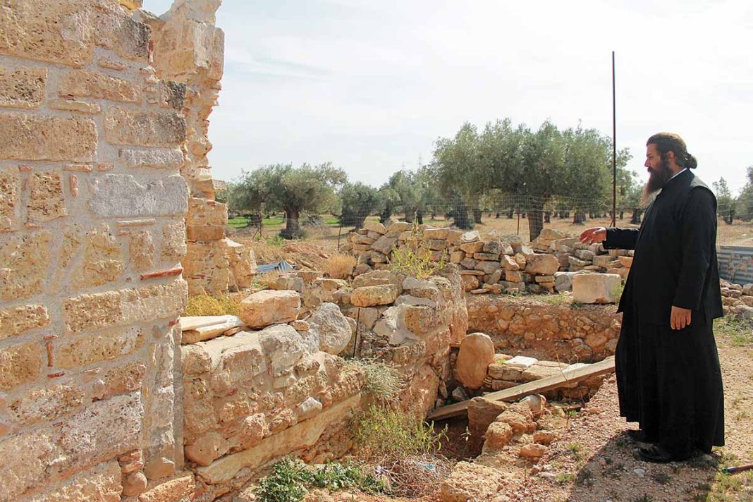 Ο ιερέας Αλέξανδρος Κουργιαλής έχει διασώσει πέντε βυζαντινούς ναούς στην περιοχή των Μεγάρων