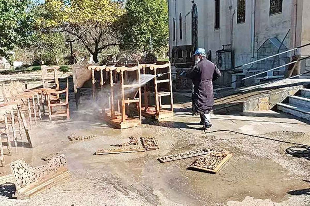 Ο πατήρ Αλέξανδρος Κακαδιάρης προσπαθεί μόνος του να καθαρίσει από τις λάσπες τον Ναό του Αγίου Χαραλάμπους στο Κεραμίδι