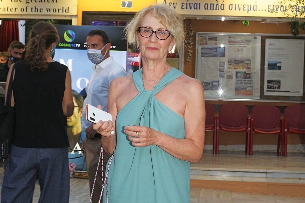 Θέμις Μπαζάκα: Στο πυρ το εξώτερον από ιερείς η γνωστή ηθοποιός