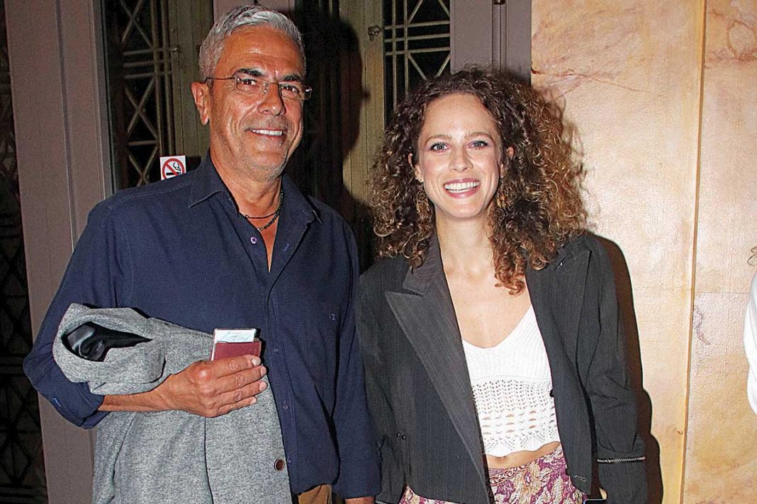 Στο θέατρο με τον πατέρα της η «Μάγισσα»