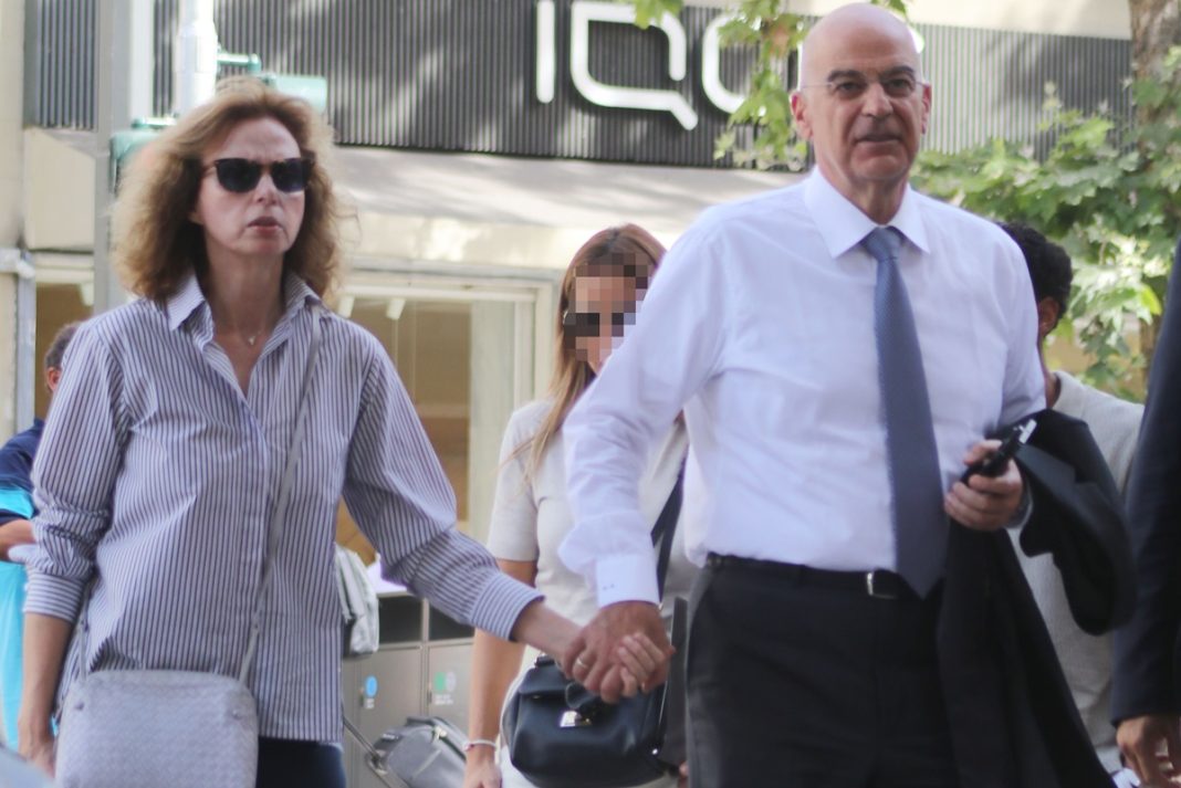 Νίκος Δένδιας: «Τσακώσαμε» τον υπουργό Εθνικής Άμυνας να περπατάει χεράκι χεράκι με τη σύζυγό του