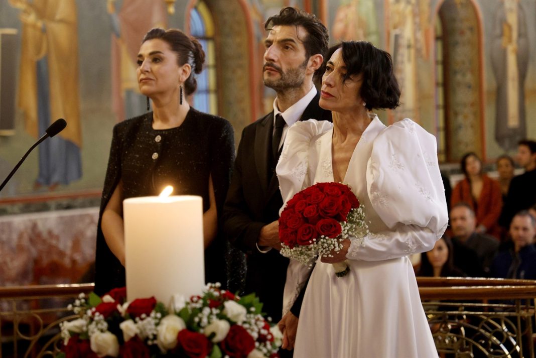 Παντρεύτηκαν οι Νίκος Κουρής - Έλενα Τοπαλίδου: Οι πρώτες φωτογραφίες του γάμου τους