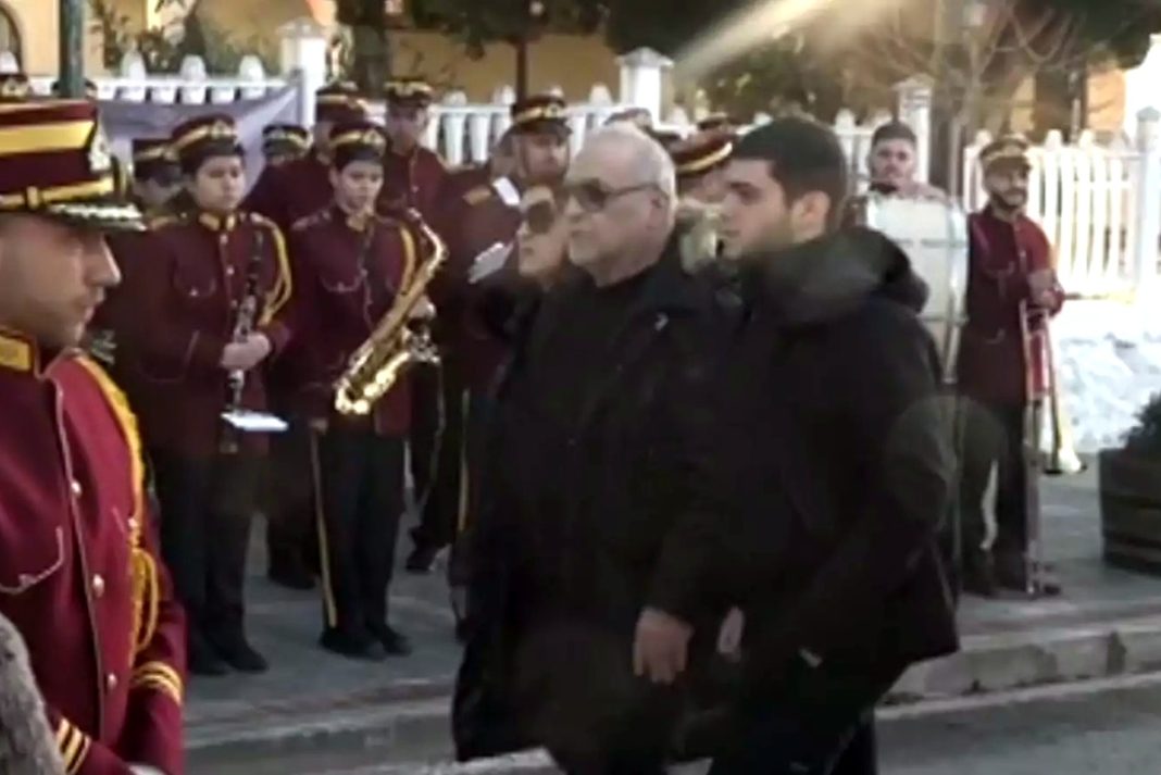 Τραγική φιγούρα ο αδελφός του Βασίλη Καρρά - Υποβασταζόμενος στην κηδεία του