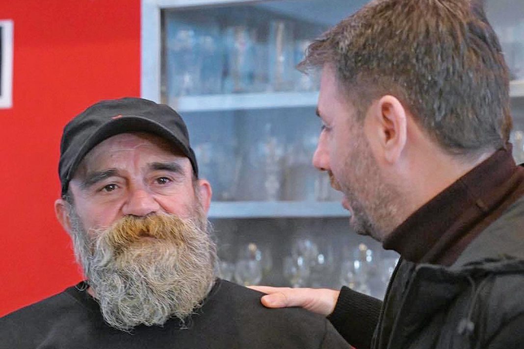 Νίκος Ανδρουλάκης: Η συνάντηση του προέδρου του ΠΑΣΟΚ με τον ιδρυτή της Κοινωνικής Κουζίνας