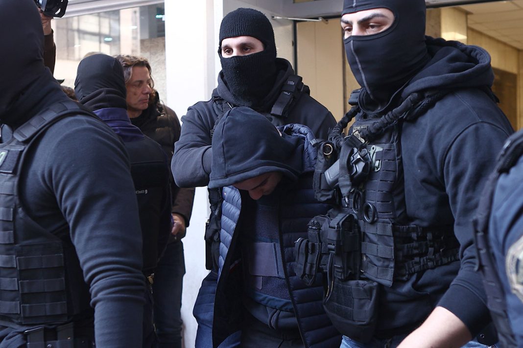 Ο «φωτοβολίδας χούλιγκαν» πήρε προθεσμία για να απολογηθεί μεθαύριο