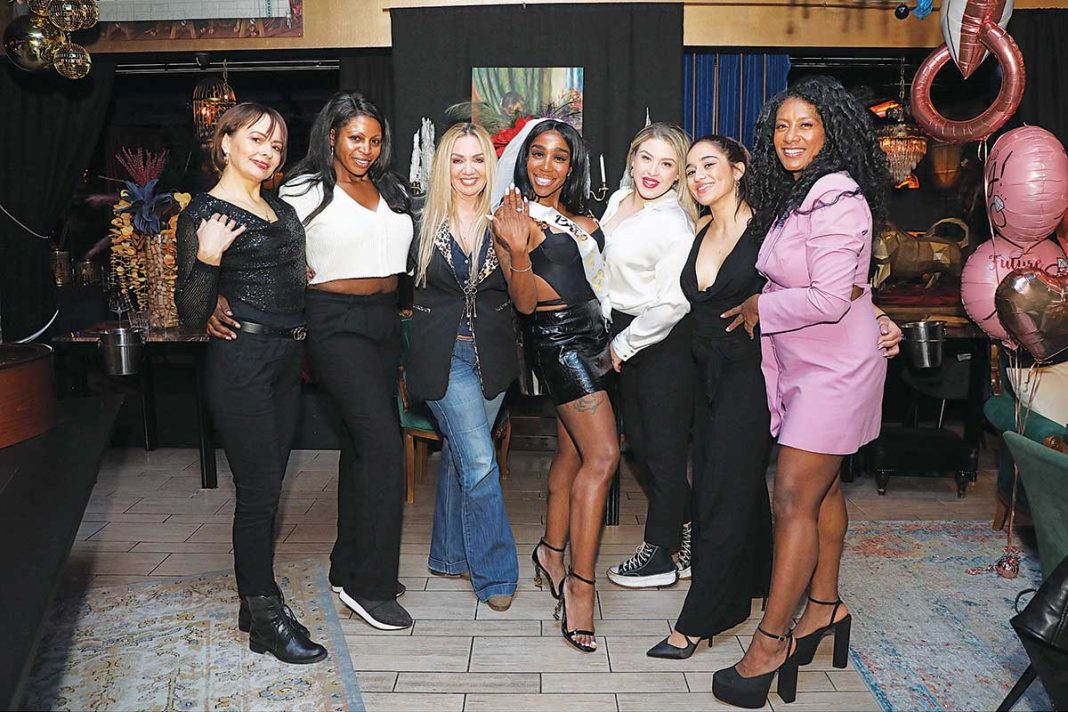 Bachelorette party για την Ελίζαμπεθ Ελέτσι