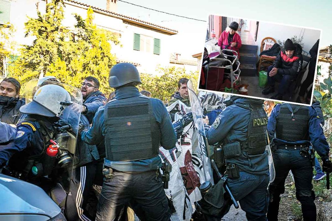 Ένταση στα Άνω Πετράλωνα, όταν αστυνομικοί πήγαν να πετάξουν στον δρόμο ανάπηρη και τον ΑμΕΑ γιο της