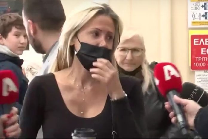 Συντετριμμένη η Αννούλα Φλωρινιώτη έξω από το νοσοκομείο για το χαμό του αδελφού της