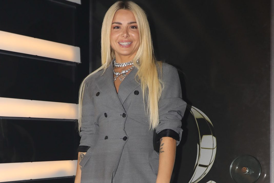Josephine με σούπερ αποκαλυπτικό κορμάκι