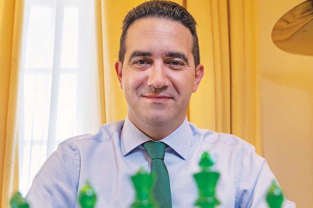Μιχάλης Κατρίνης: Tα πάντα όλα από τον κοινοβουλευτικό εκπρόσωπο της Χαριλάου Τρικούπη