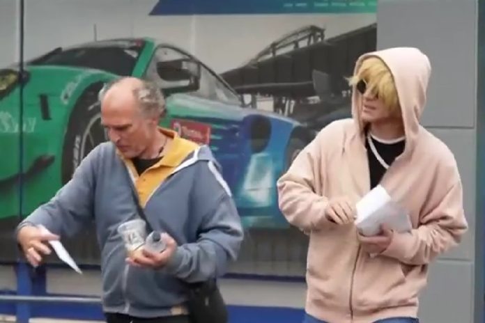 Ο Σάκης Ρουβάς μεταμφιεσμένος μοίραζε φυλλάδια σε δρόμους της Αθήνας