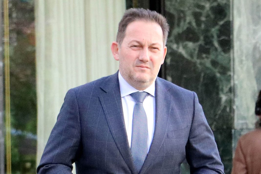 Στέλιος Πέτσας: Σαν τον Κασσελάκη μετά της συζύγου, του σκύλου και των... φωτογράφων