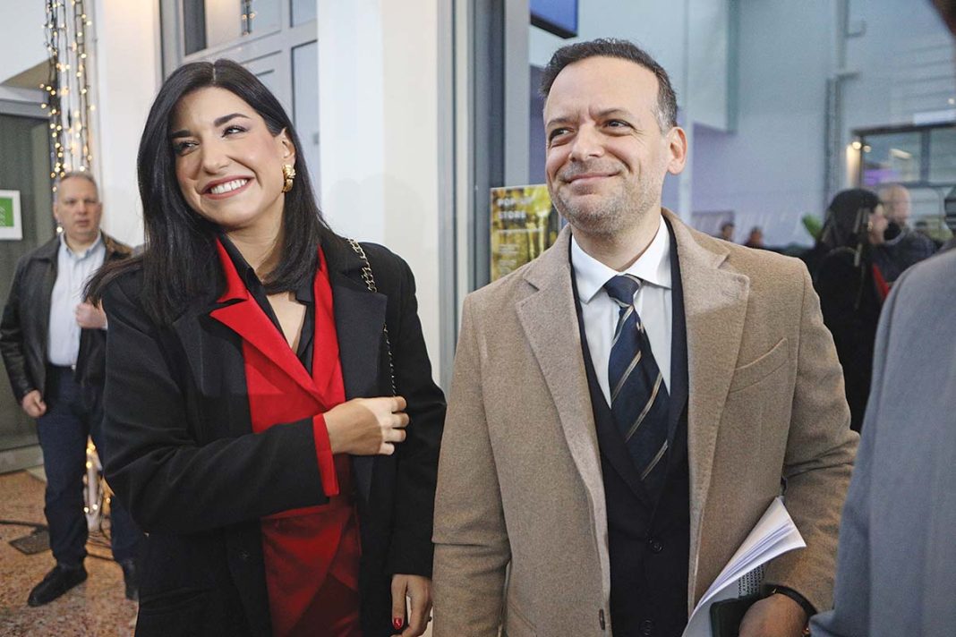 Ο Χάρης Δούκας ορκίστηκε δήμαρχος έχοντας στο πλευρό του την αρραβωνιαστικιά του