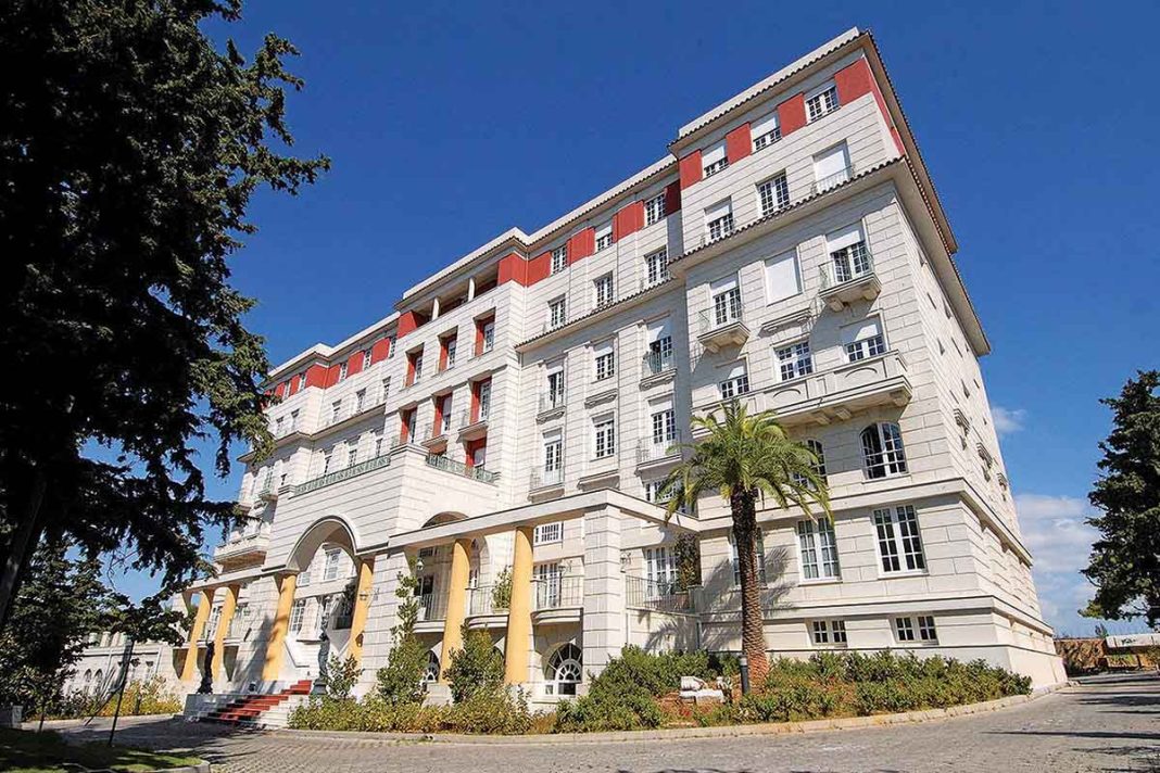 Οι χοροί και τα λαμπερά ρεβεγιόν του ιστορικού ξενοδοχείου «Cecil» που άφησαν εποχή στην Κηφισιά