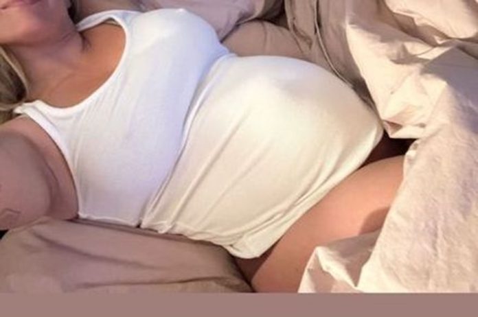 Ανακοίνωσε την εγκυμοσύνη της στο instagram γνωστή τραγουδίστρια