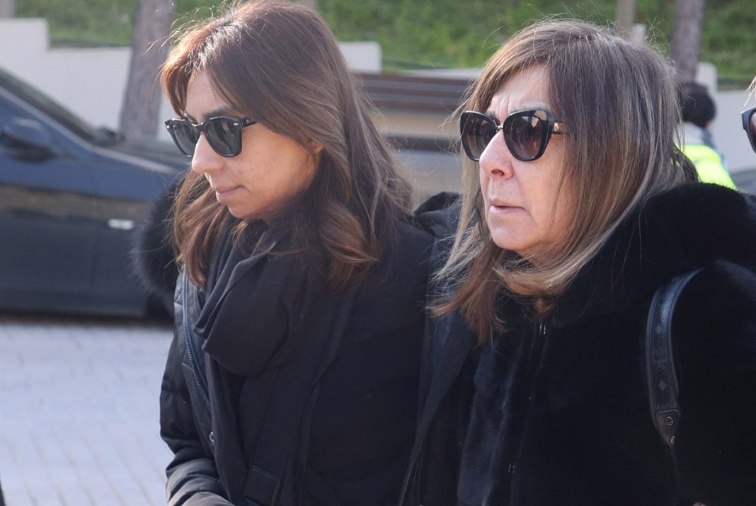 Στην κηδεία του Χάρη Κωστόπουλου η σύζυγος και η κόρη του Βασίλη Καρρά