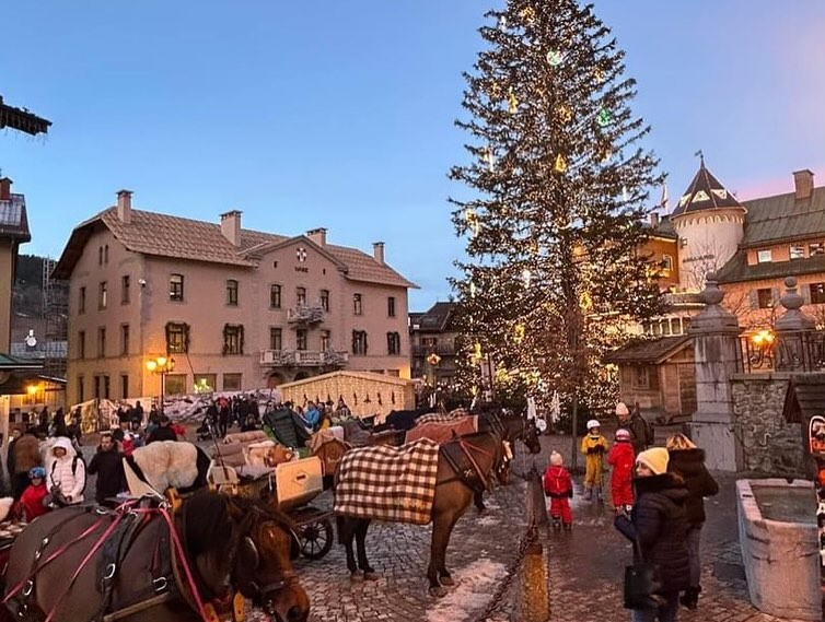 Photo by Ζωή Ράπτη on January 07 2024. May be an image of 4 people christmas tree and carriage
